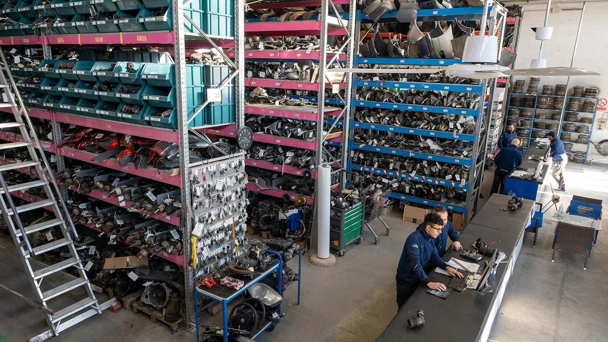 Il nostro reparto vendite con clienti - DEM. AUTO Srl, motori usati e rettificati garantiti